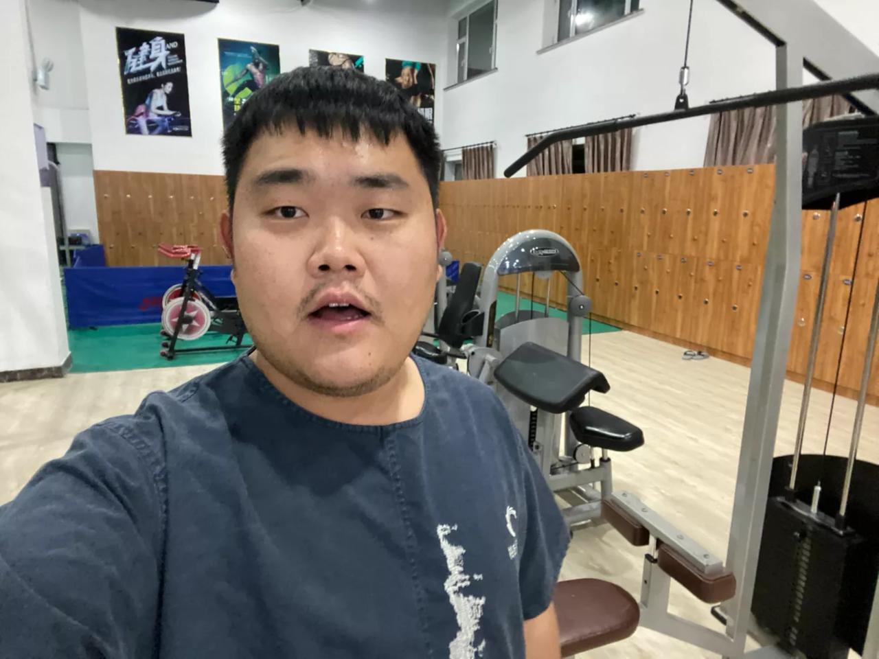 加油小伙子，虽然你不胖，但你得运动了[呲牙][呲牙][呲牙]