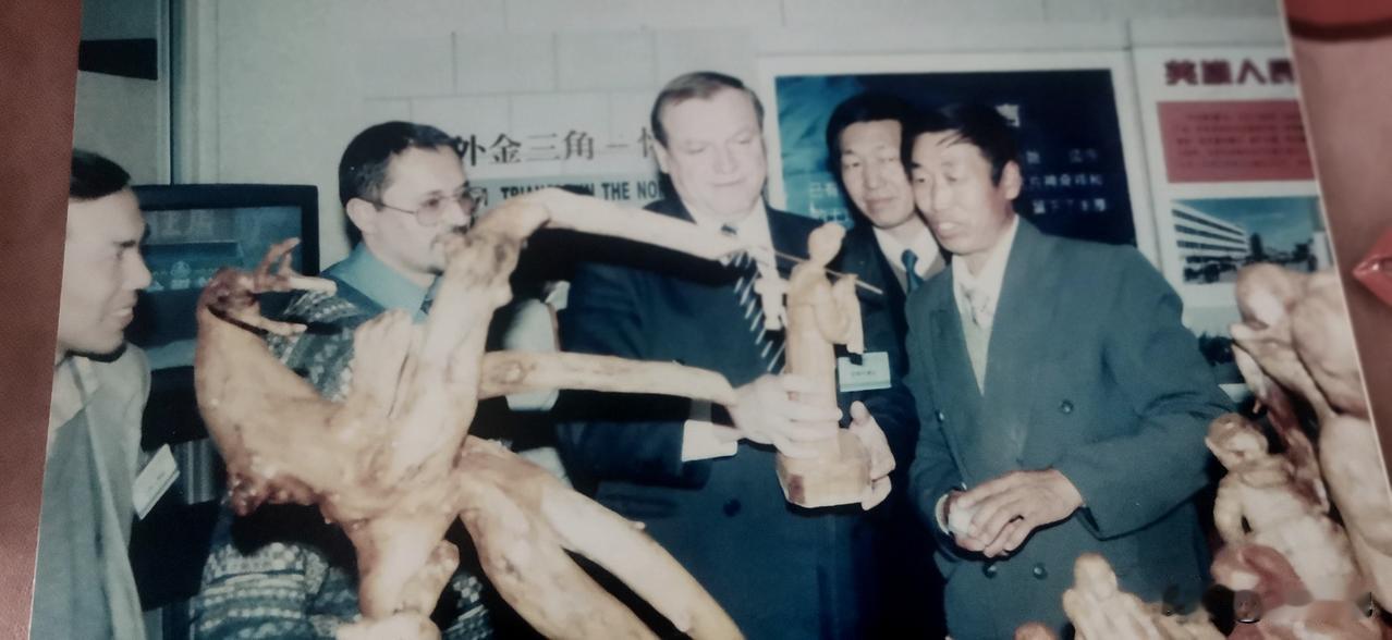 我采访过精通各种雕刻的一个师傅，我称他为安师傅，早年在天津拜师学习玉雕，做了五年