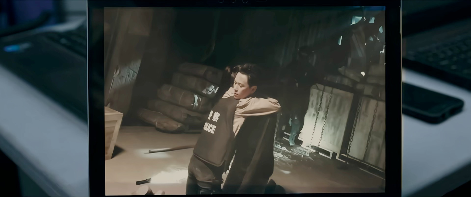 有些人看似在监视器前坐着 其实已经走了好一会了电视剧钢铁森林