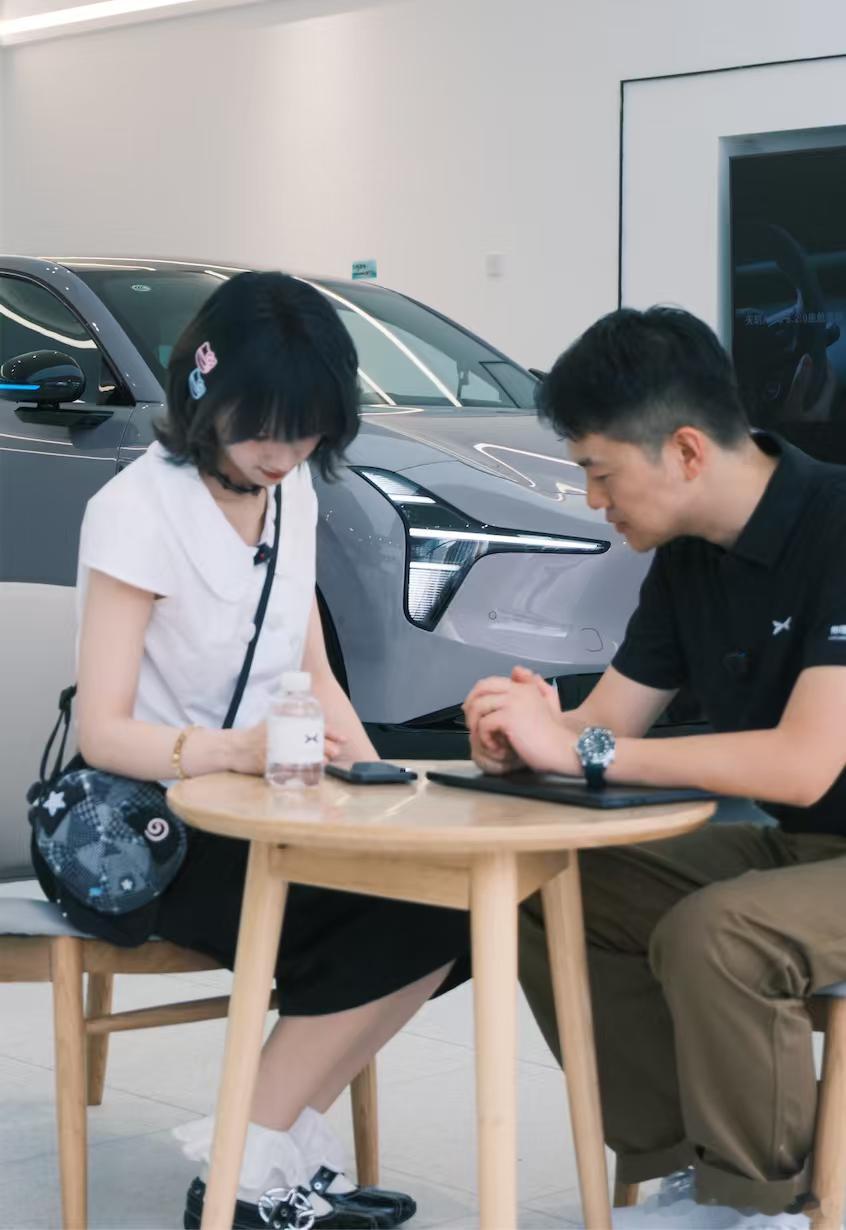 黄灿灿真的去看小鹏MONAL03了之前问网友选什么车的黄灿灿来试小鹏mona L
