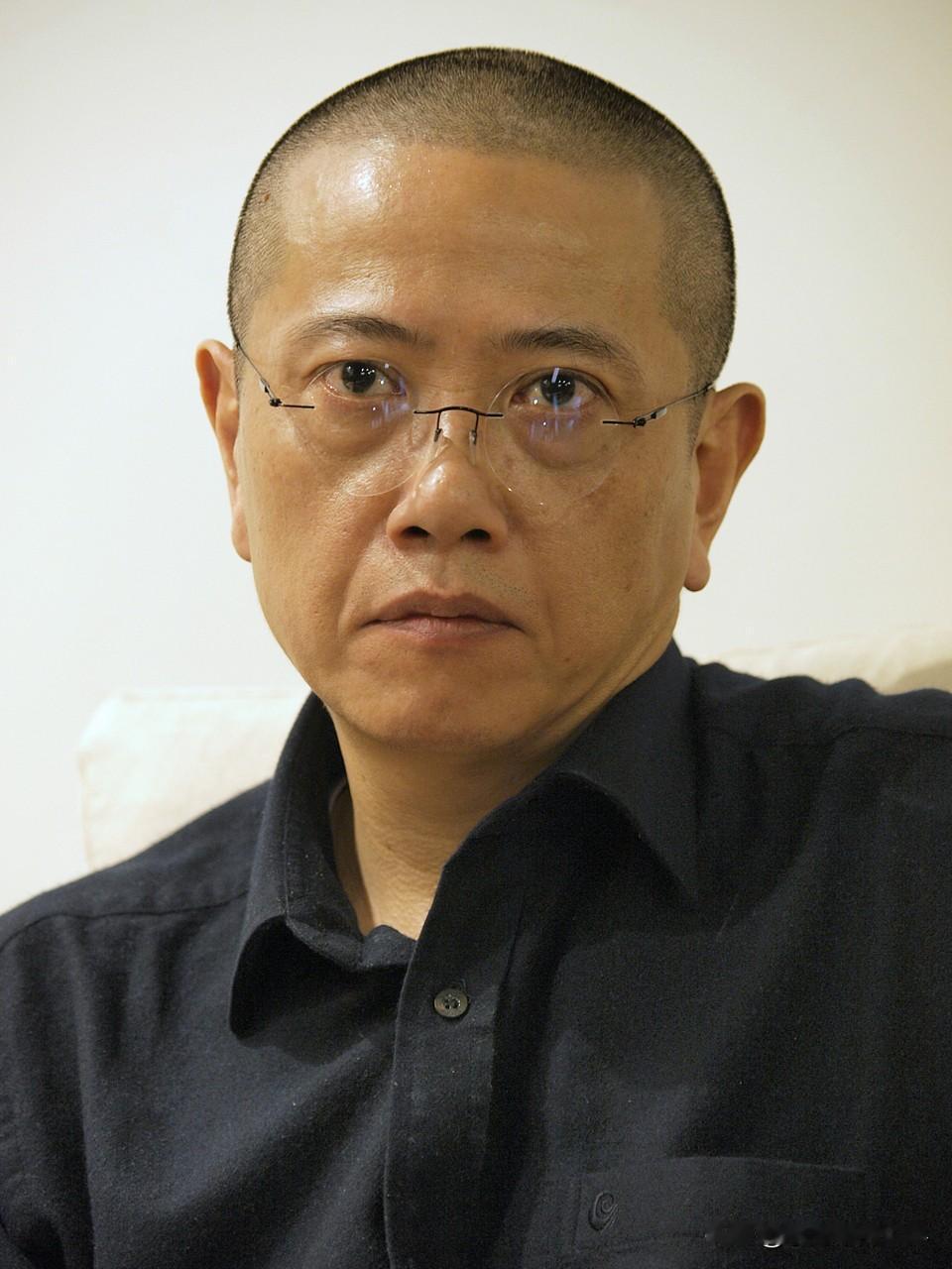 原来陈丹青不是中国国籍，怪不得一说起中国，他总是阴阳怪气。

他现在持有的是美国