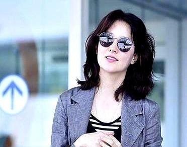 50岁不是老，是穿得比20岁还自在。
李英爱机场那身，不是随便搭的，是把环保、舒