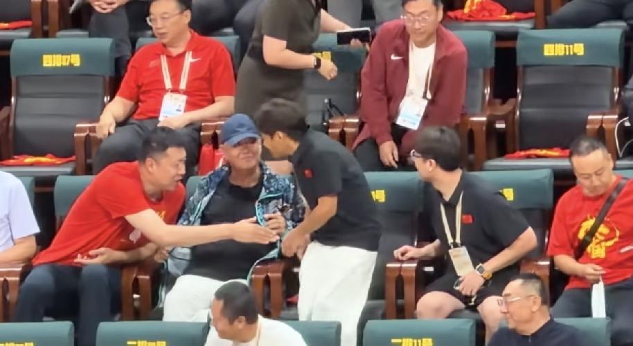 赵本山拿徒弟宋小宝真是当亲儿子看待啊，这次赵本山去观看中国男篮世界杯预选赛，只带