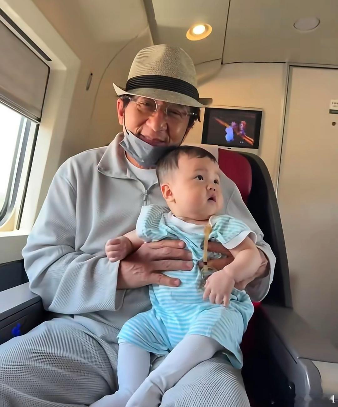 成龙在高铁上被偶遇了，亲切的与粉丝合照！ ​​​