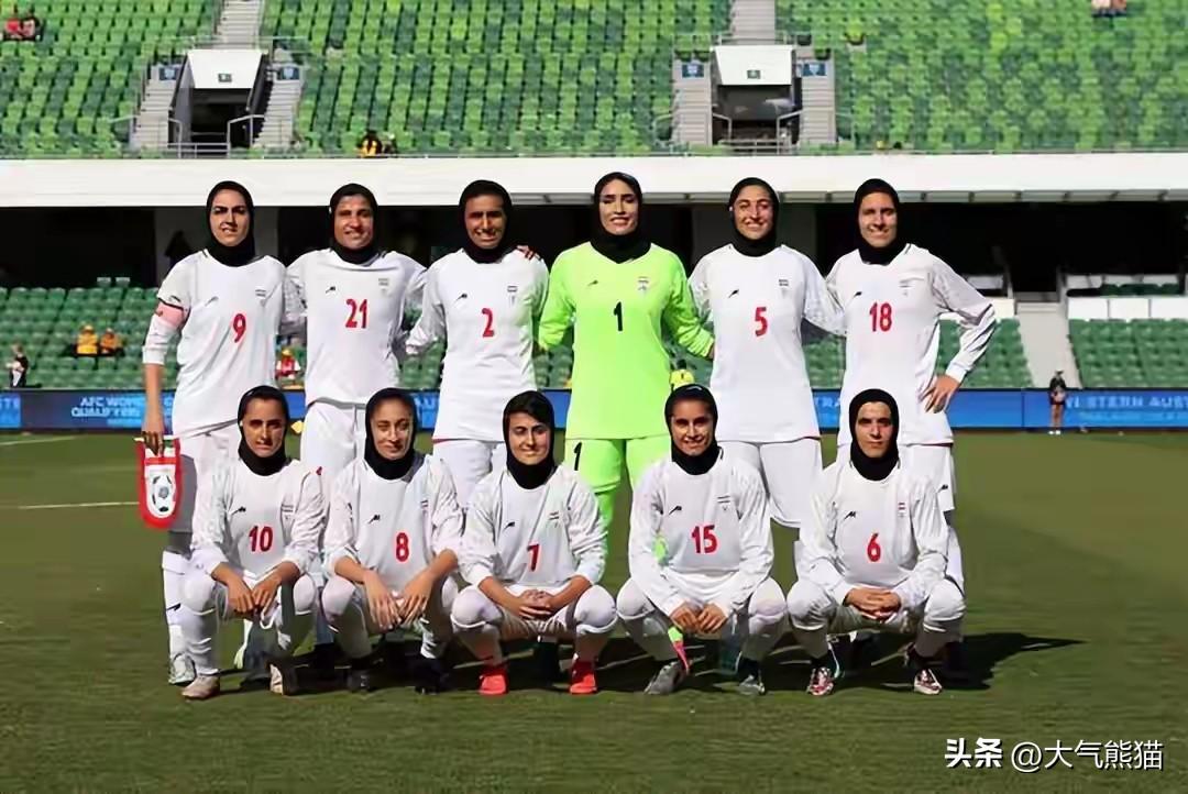 伊朗女足事件，有一个细节值得玩味！
那就是在第一场比赛队员拒绝演唱国歌时，主教练