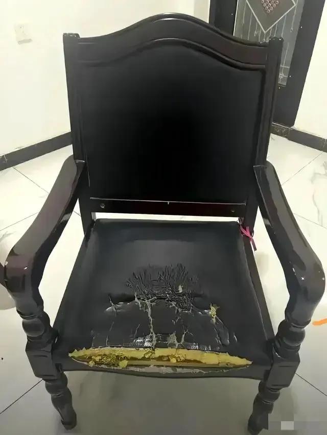 眼前这张残破的椅子留下的是岁月的痕迹，可以想象没有常年累月的磨砺，不可能出现今天