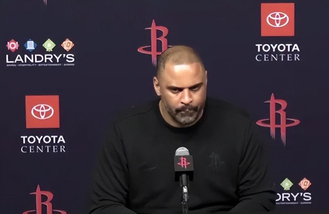 连乌度卡也受不了申京的防守了！
今天不只是杜兰特在场上喷了申京的防守，赛后采访乌