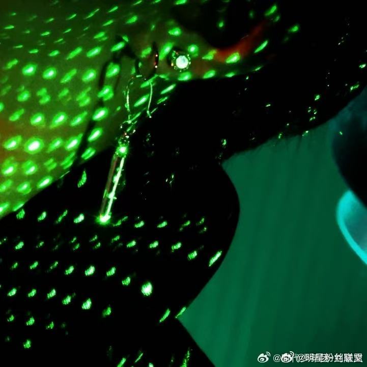 刘耀文新歌预约也要展示耳钉 刘耀文新耳钉 刘耀文新歌实感来了！预约图耳钉特写氛围