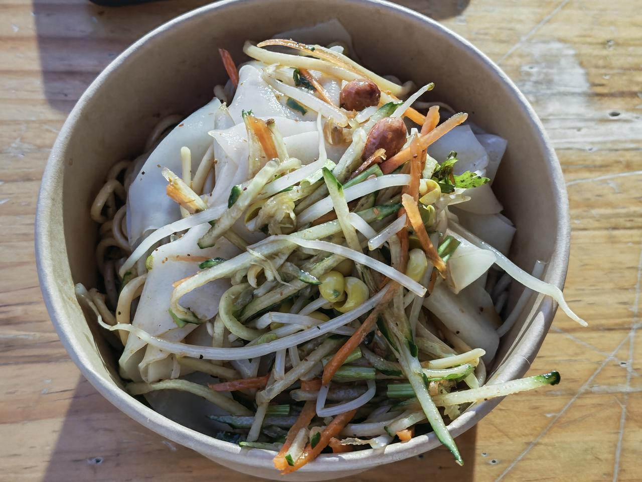 江南美食日记121
在公司附近发现有一家凉皮，好久不吃了于是点了一份，份量还可以
