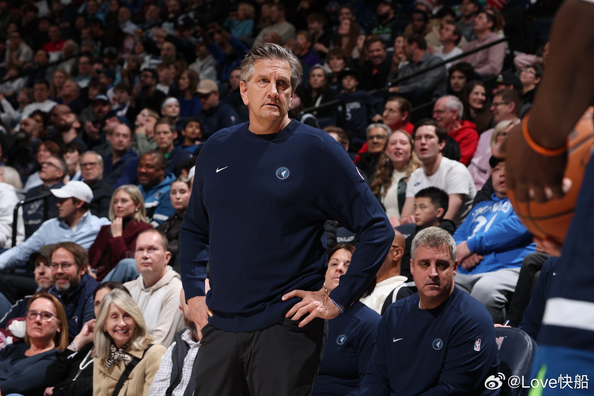 赛后克里斯-芬奇谈到了科怀-伦纳德，芬奇表示：“他是个现象级的球员。他现在的状态