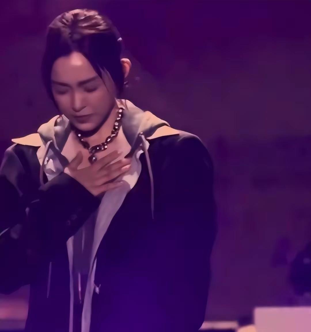 范玮琪演唱会戴大S骨灰项链，唱着唱着就哽咽了，不管是真难过还是假难过，也不应该再
