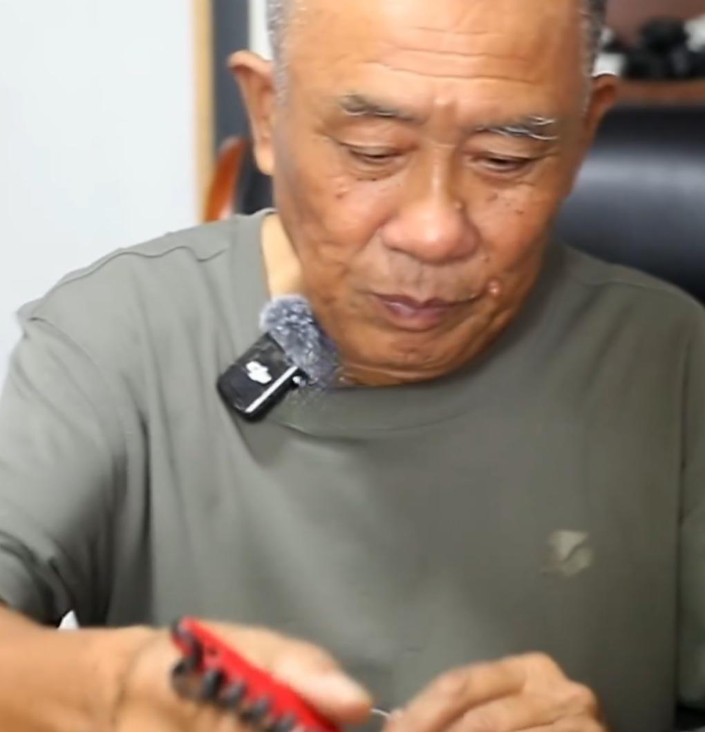 舟山一位67岁的师傅，是街坊邻里口中最暖心的“免费维修工”。

他视力残疾三级，