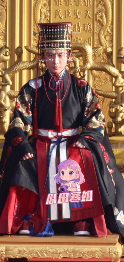 成毅皇帝造型好出戏 成毅拍新戏虽然表情严肃，但圆圆的脸蛋丝毫没有帝王威严，反倒有