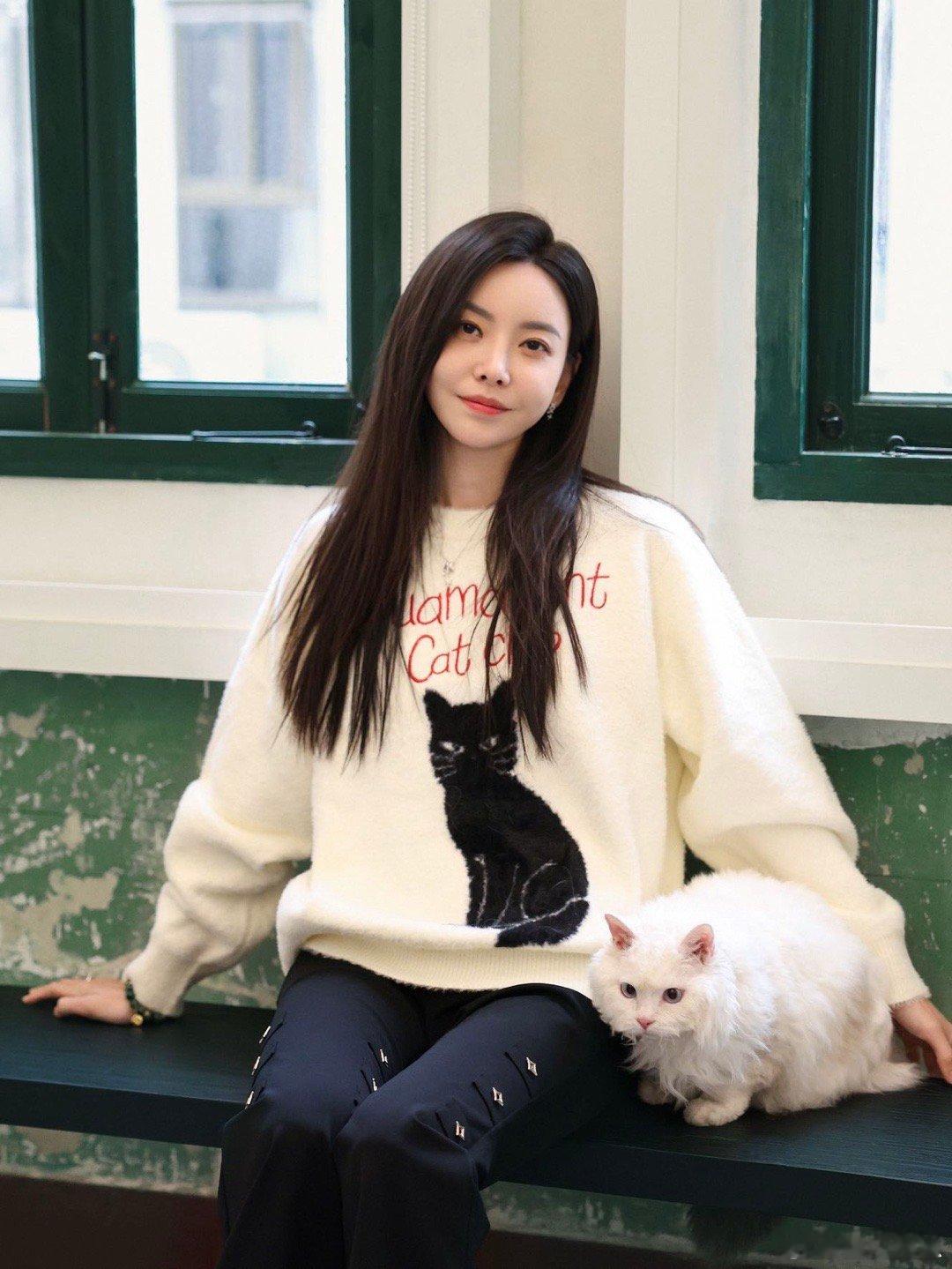 于文文好一个猫宝女于文文的猫奴日常太真实了！录节目揣着猫崽上班，对着流浪猫碎碎念
