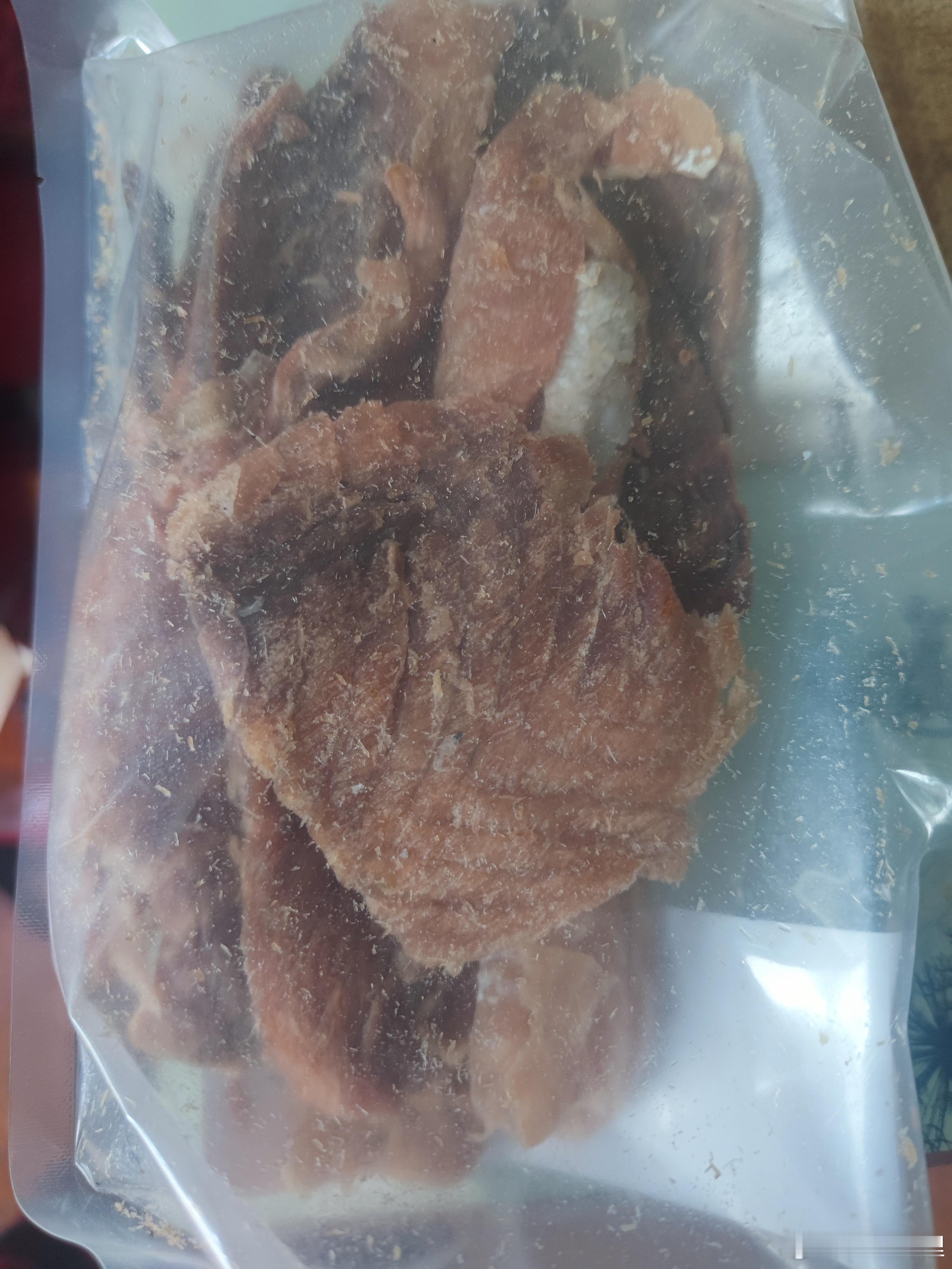 常去的零食家老板，送给拉师傅的烘干鱼肉试吃。看起来很好吃的样子