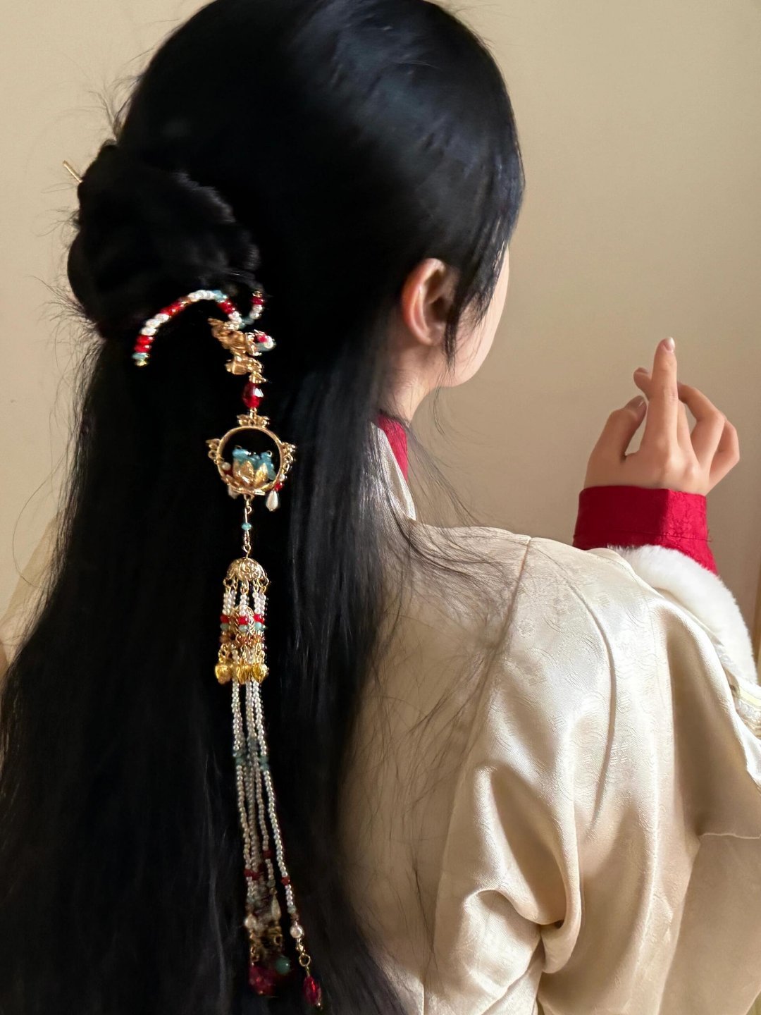 这支唐风流苏步摇真的把“盛唐氛围感”焊在头上了。鎏金纹样配青绿、朱红的珠饰，中间