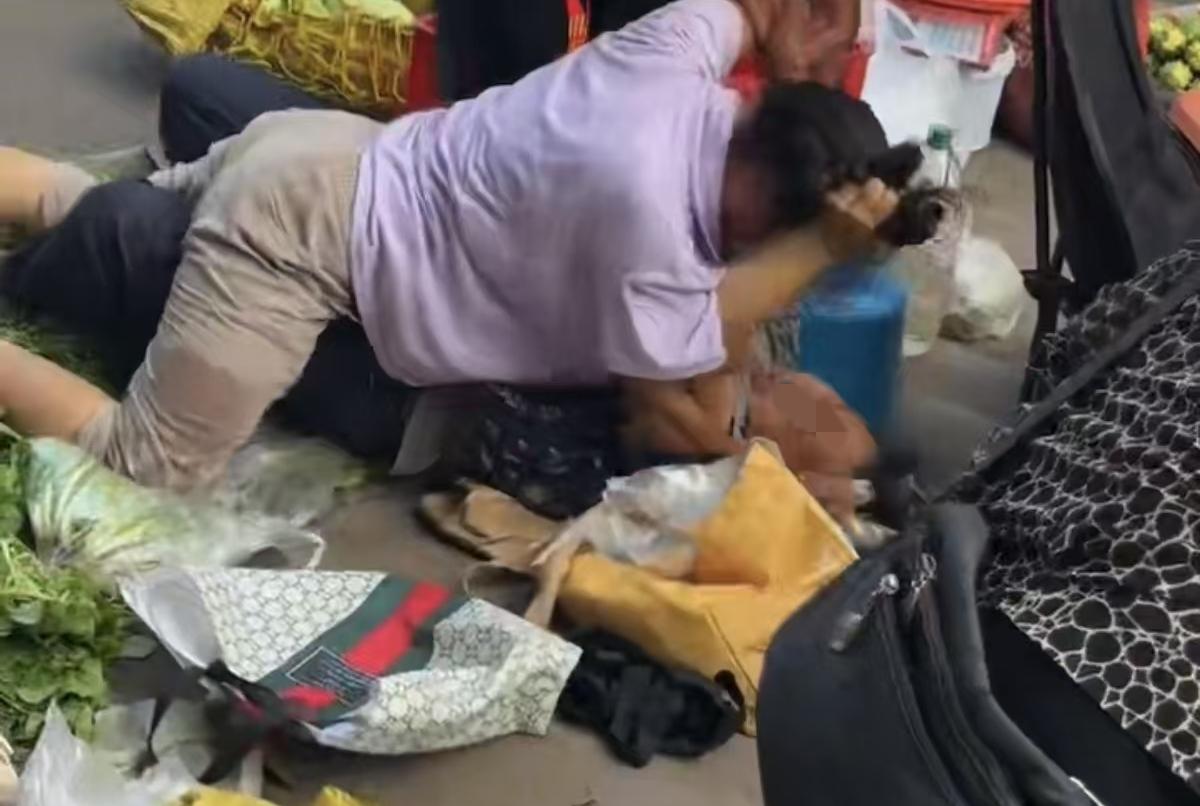 都什么年代了
打架还是喜欢薅头发
真是不分老少啊！

两人加起来超100岁的大妈