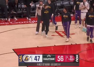 火箭半场领先湖人9分老詹5中1得8分3个失误 申京14分 半场罚球就丢了5分 湖