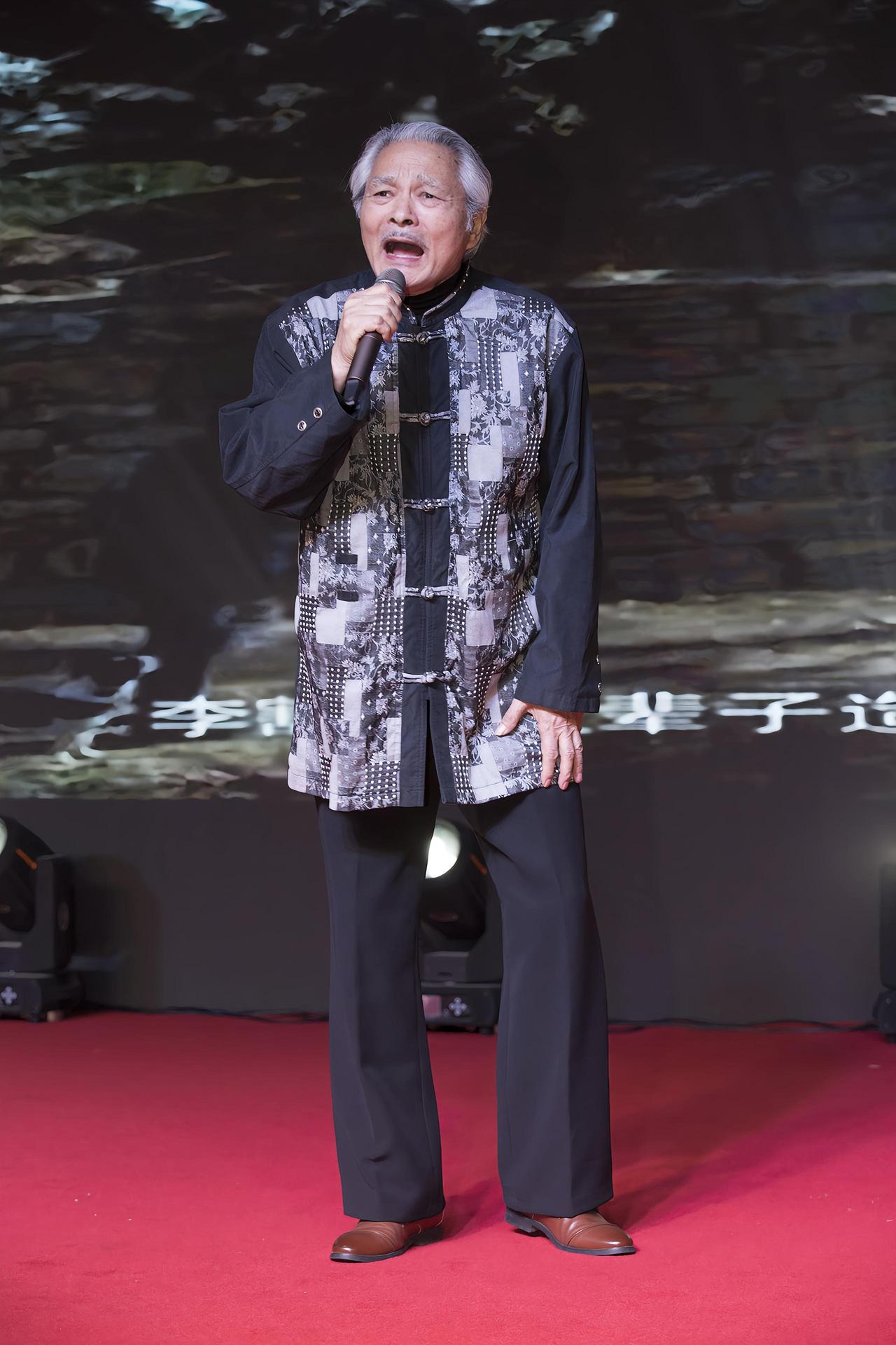 胡希华，男，汉族，1946年出生于河南省南阳市社旗县。河南省曲剧团一级演员，主工
