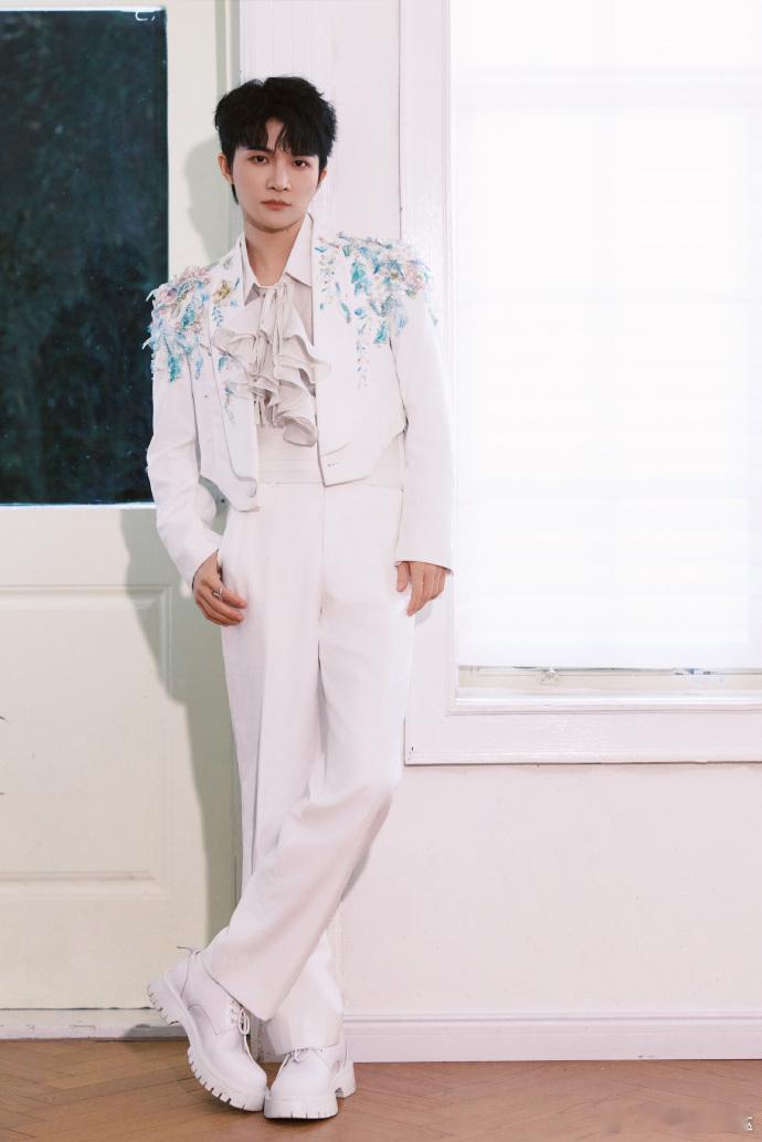 周深香港vlog周深香港跨年演唱会vlog“原来找到周深，才是人生主题”，这段话