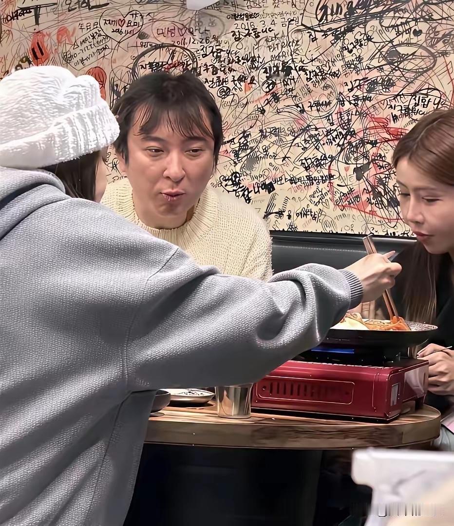 王思聪这是怎么了，面部暗沉浮肿、眼袋重、神情憔悴疲惫，给人一种很苍老虚弱的感觉，