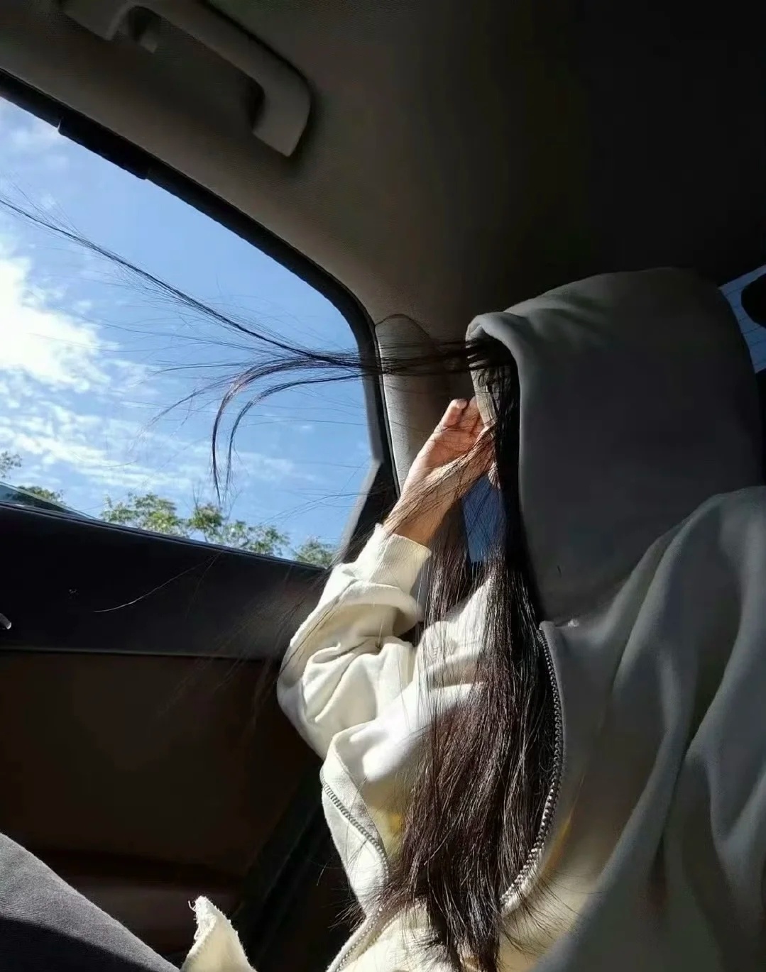 “你必须有钱，还要有一间属于自己的房间里”这是伍尔夫曾提出的观点，她强调？每个女