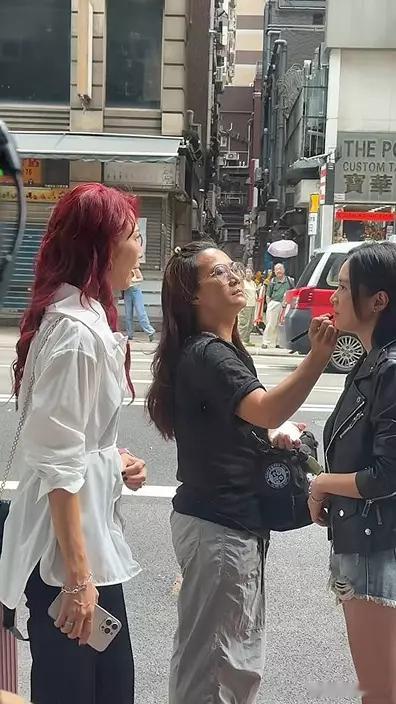 風華背後丨蔡少芬紅髮現身街頭拍劇 瘦出骨惹熱議.現年52歲的蔡少芬（Ada），自