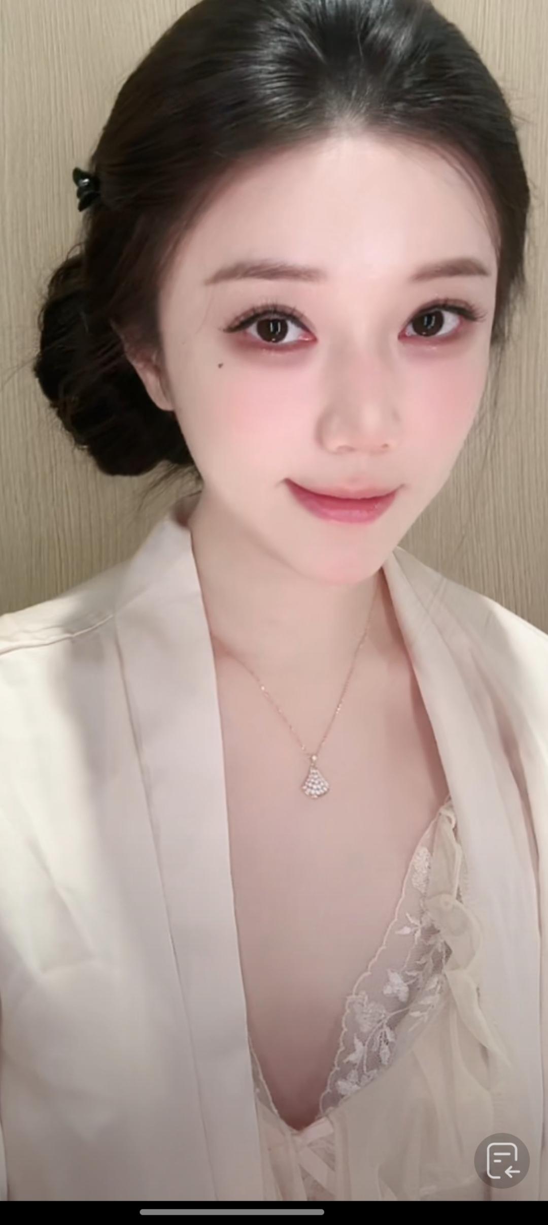 这位美女真漂亮，微笑好迷人！