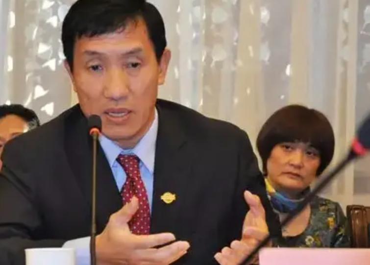 “中国拿什么挑战美国？中国人均收入只相当于美国的8%！”中国经济领域专家黄亚生劝