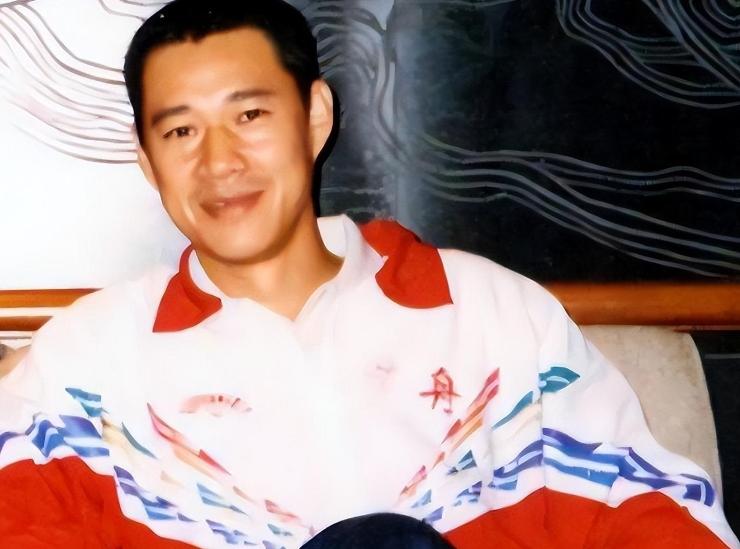 娱乐圈里的故事总是让人津津乐道,张丰毅和吕丽萍这对昔日金童玉女的传奇更是引人入胜
