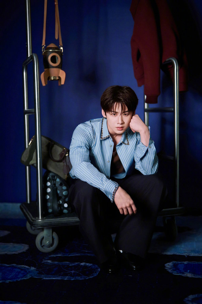 白敬亭想给微博之夜红毯施点魔法 内娱活人白敬亭在线求魔法，星光毯这排面必须拉满?