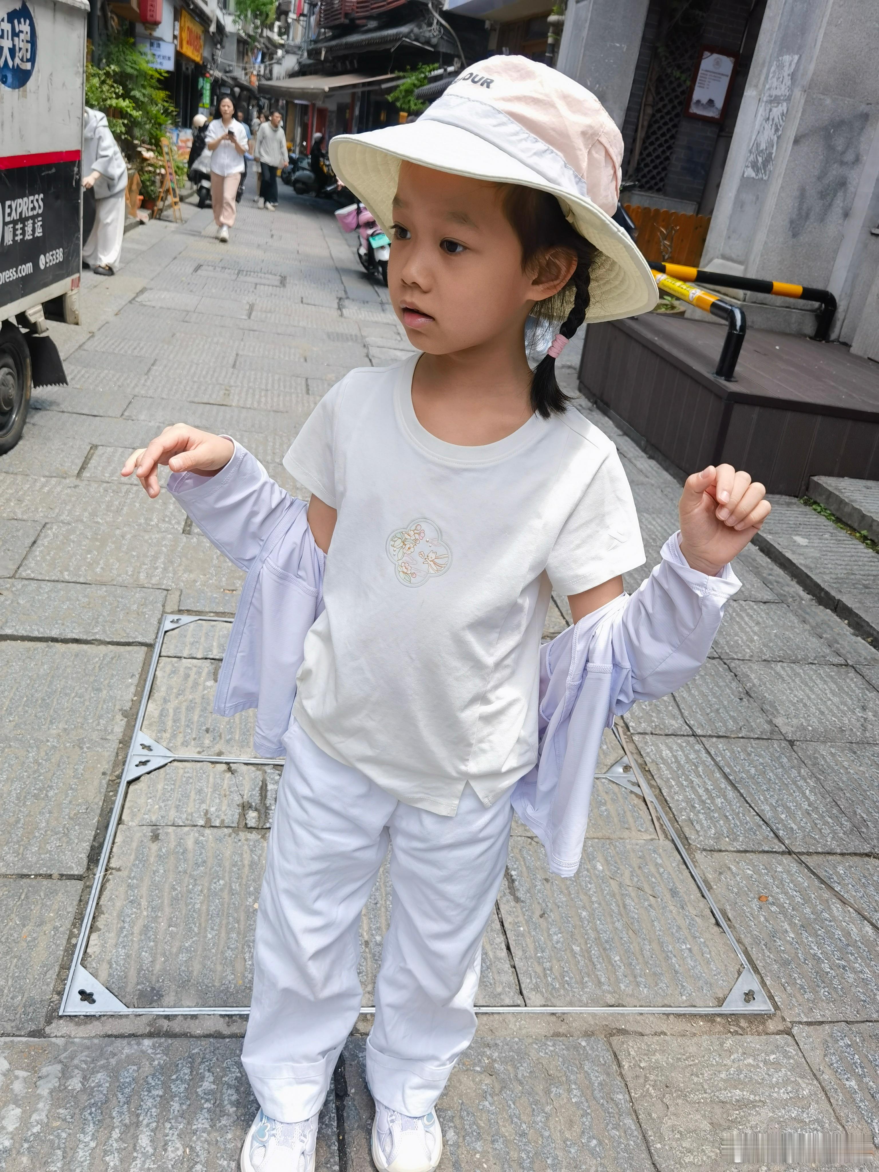 都正街饕餮记丙午五月，余携小女拙荆，闲步长沙都正老街。是日也，天朗气清，槐花初谢