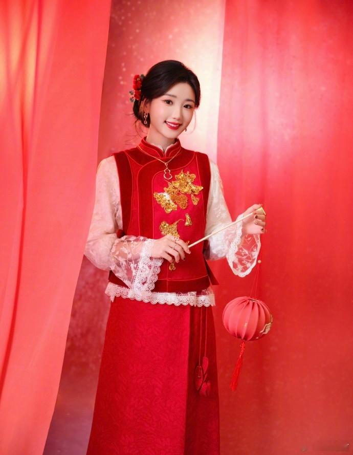 毛晓彤2026央视春晚舞台亮相！不光是节目亮眼，脸蛋儿也是嫩得能掐出水来，这底妆