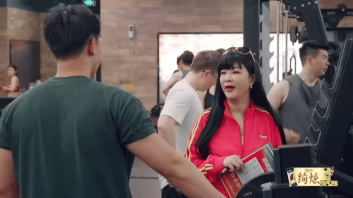 #杜华在健身房给人量头围# 杜华不愧是当老板的，和顾客说话套取头围信息那叫一个迅