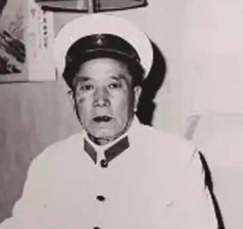 1967年春，在昆明开往红河州的火车上，云南省公安厅下放干部曹显政刚刚抽完一支烟