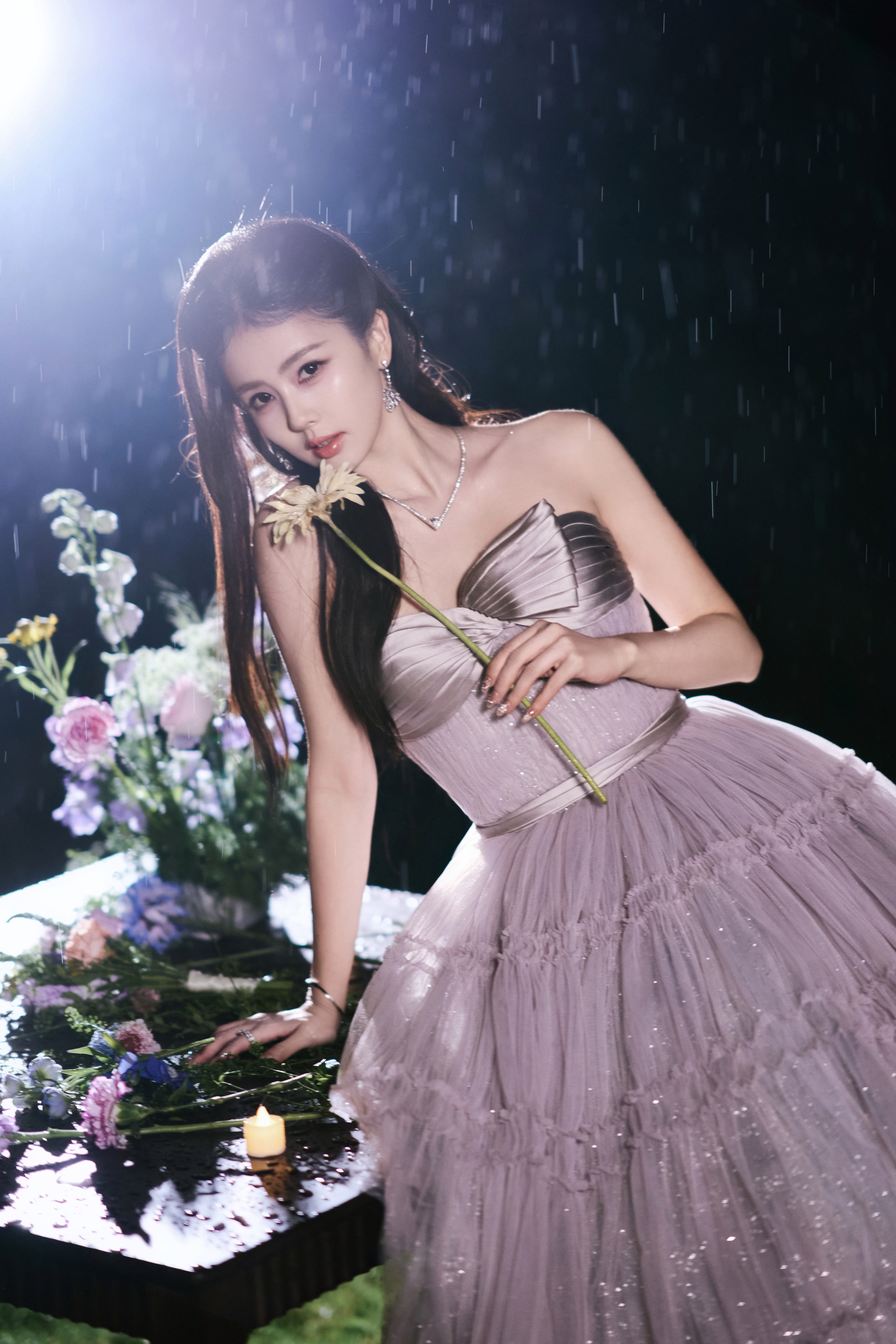白鹿亮相时尚芭莎年度盛典的第二套造型来自Viktor & Rolf 2023春夏