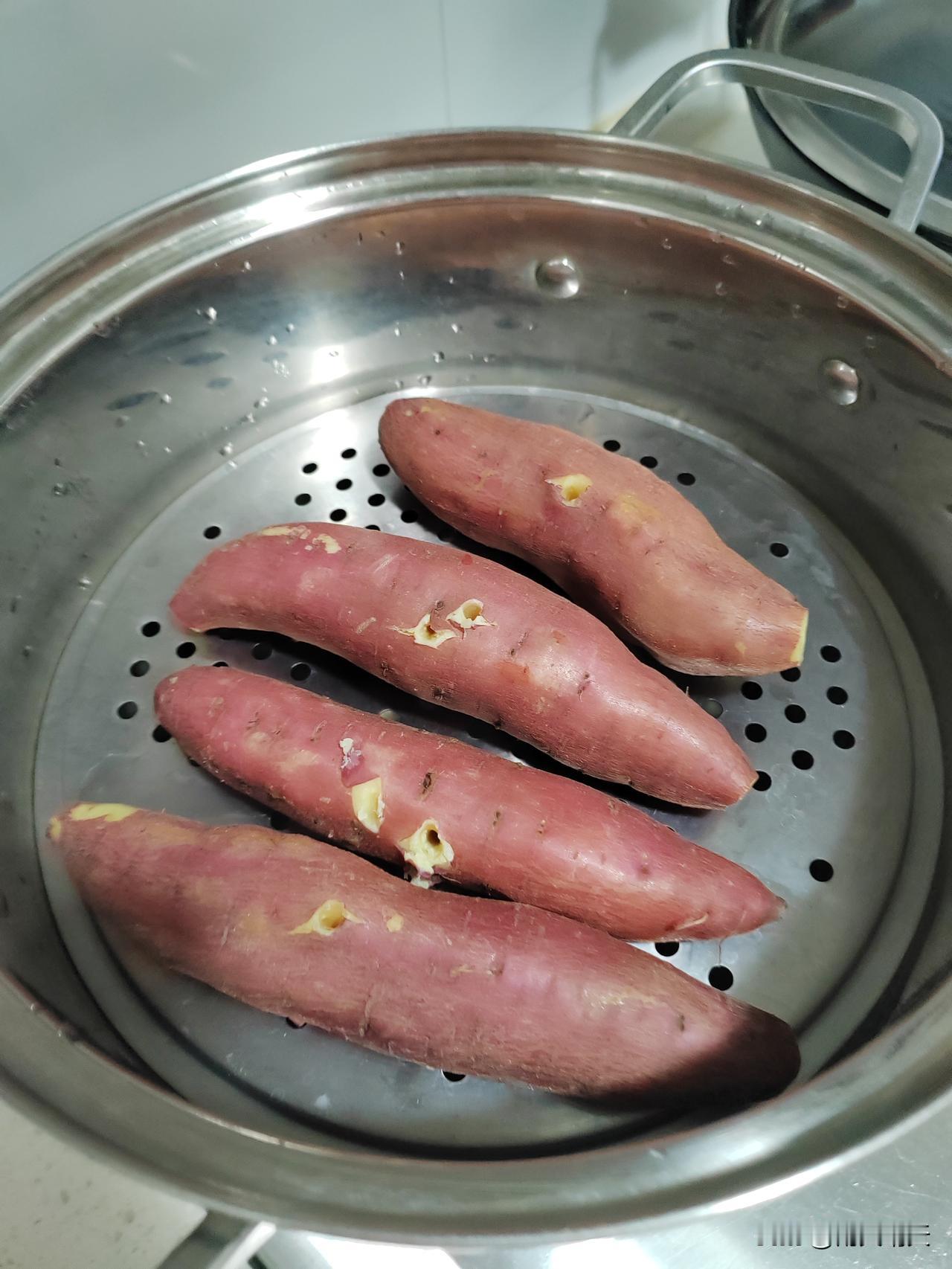 我喜欢吃红暑，新鲜红薯大量上市，从超市买回来几个迫不及待想尝尝这新鲜的味道，新红