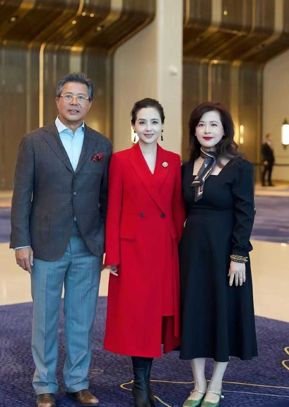 考考你的眼力，看看你能不能认出中间那位女明星？

她年轻的时候，那颜值可是迷倒一