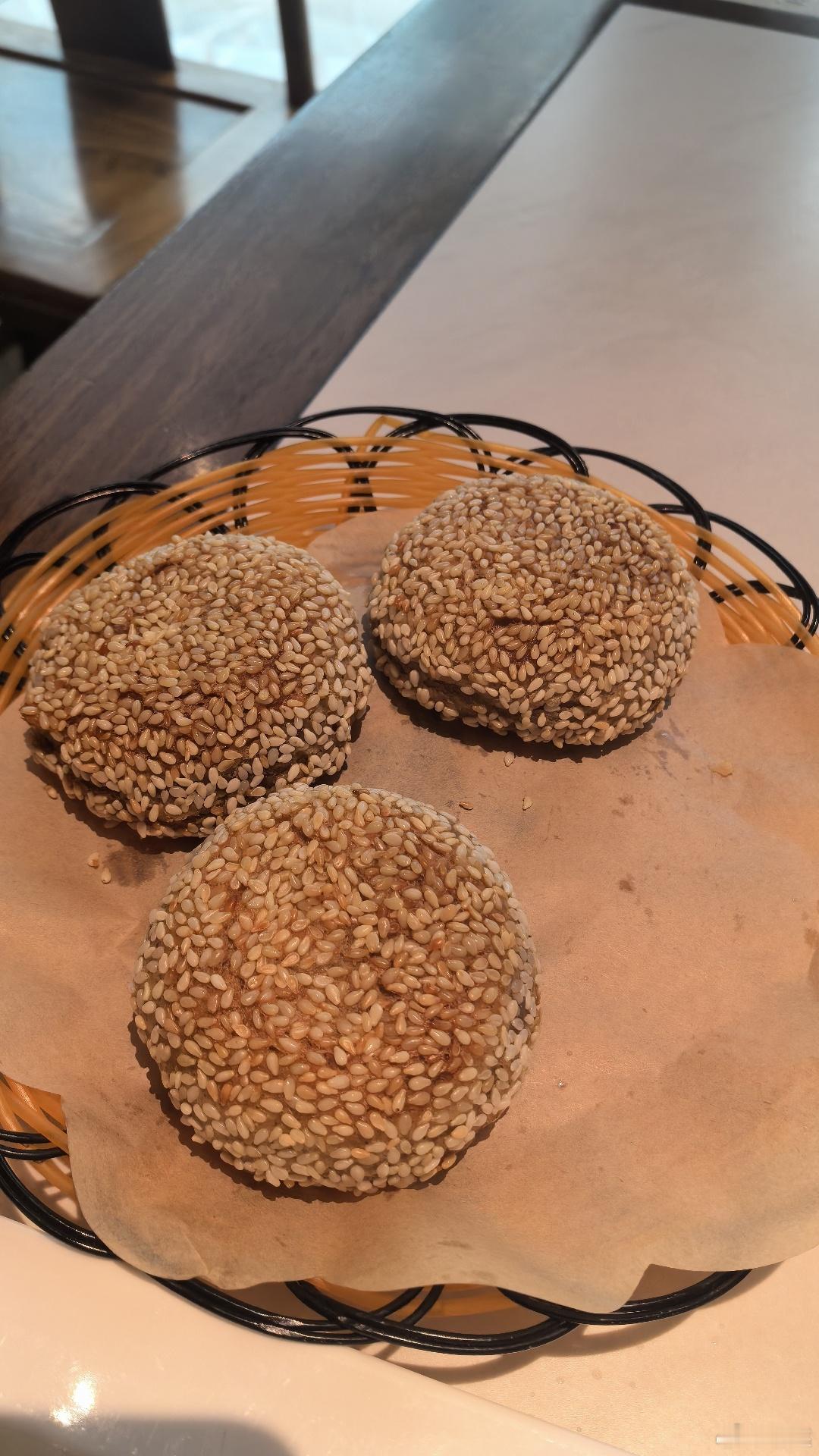 实在是，又馋又累，前两天正常饭点儿来的，要排队一个小时，那就错峰来，解解馋。前面
