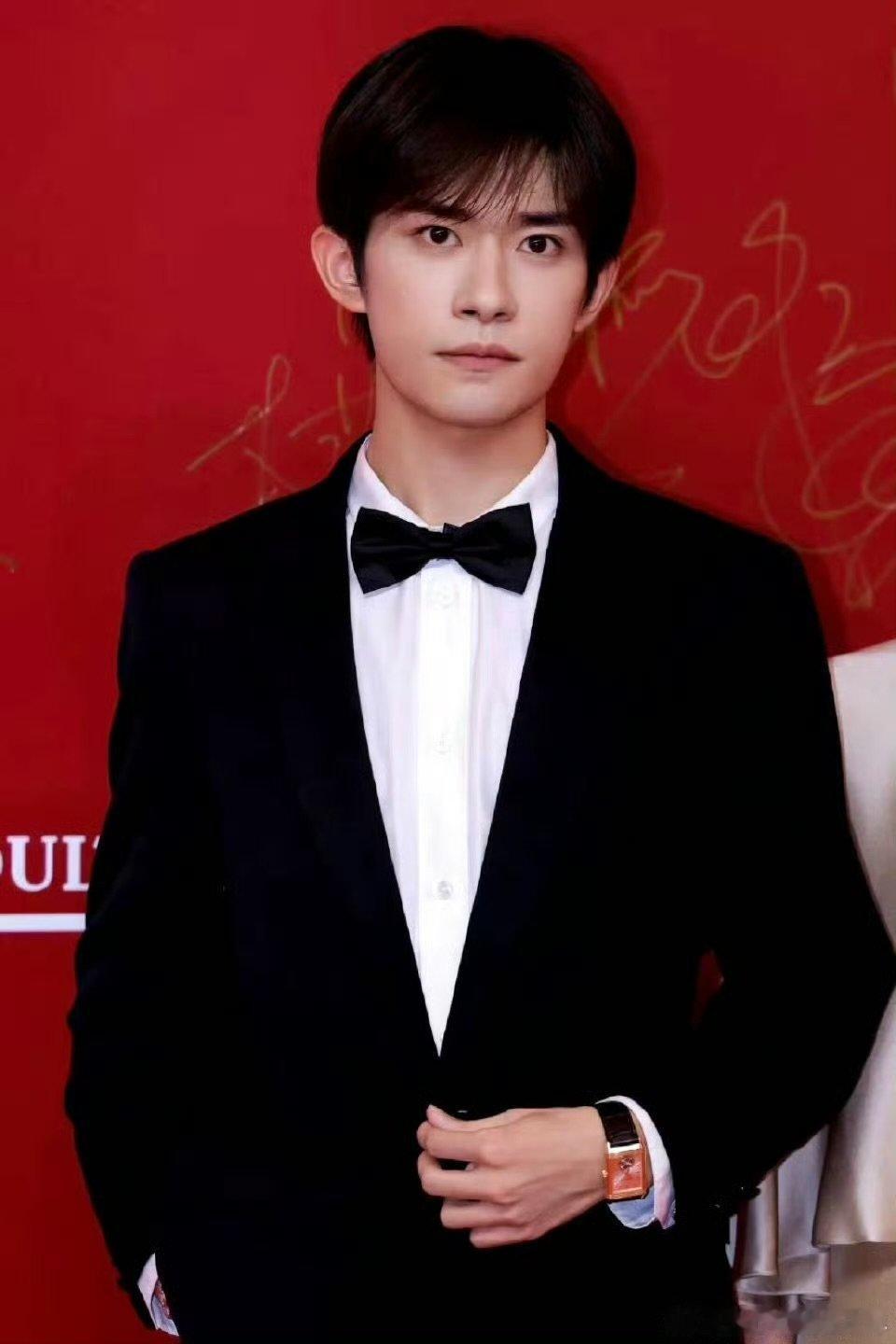 建议红毯直接更名为易烊千玺个人美学展！暗纹提花面料在镜头下呈现微光涟漪，侧身时项