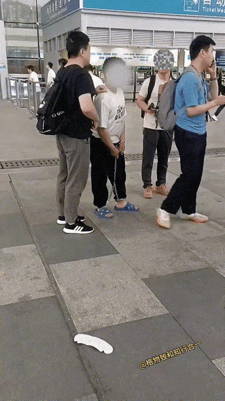 被打马赛克的这个人，个头虽然比较矮，但是长得非常壮实，看他脚腕上带的这个东西，就