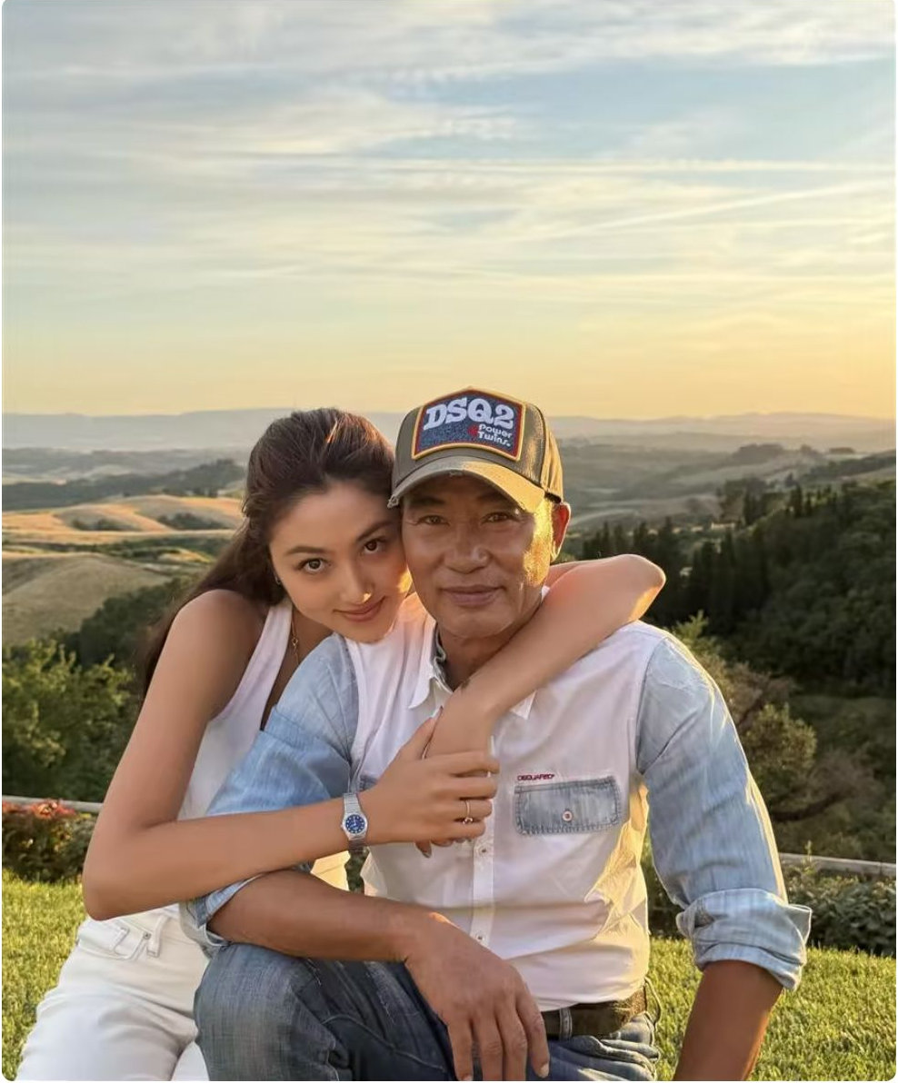 任达华夫妇陪女儿散心，任晴佳紧搂父母，一家三口牵手同行好温馨 