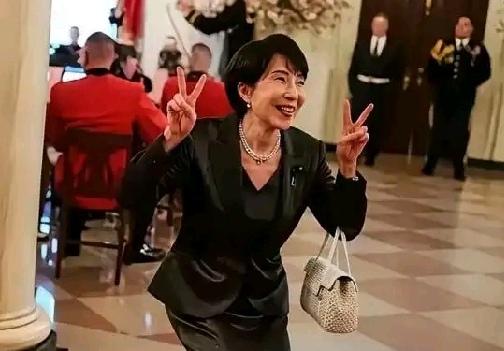 日本物价持续上涨，真可谓自作自受。日本政府一系列经济政策的失误，让民众苦不堪言。