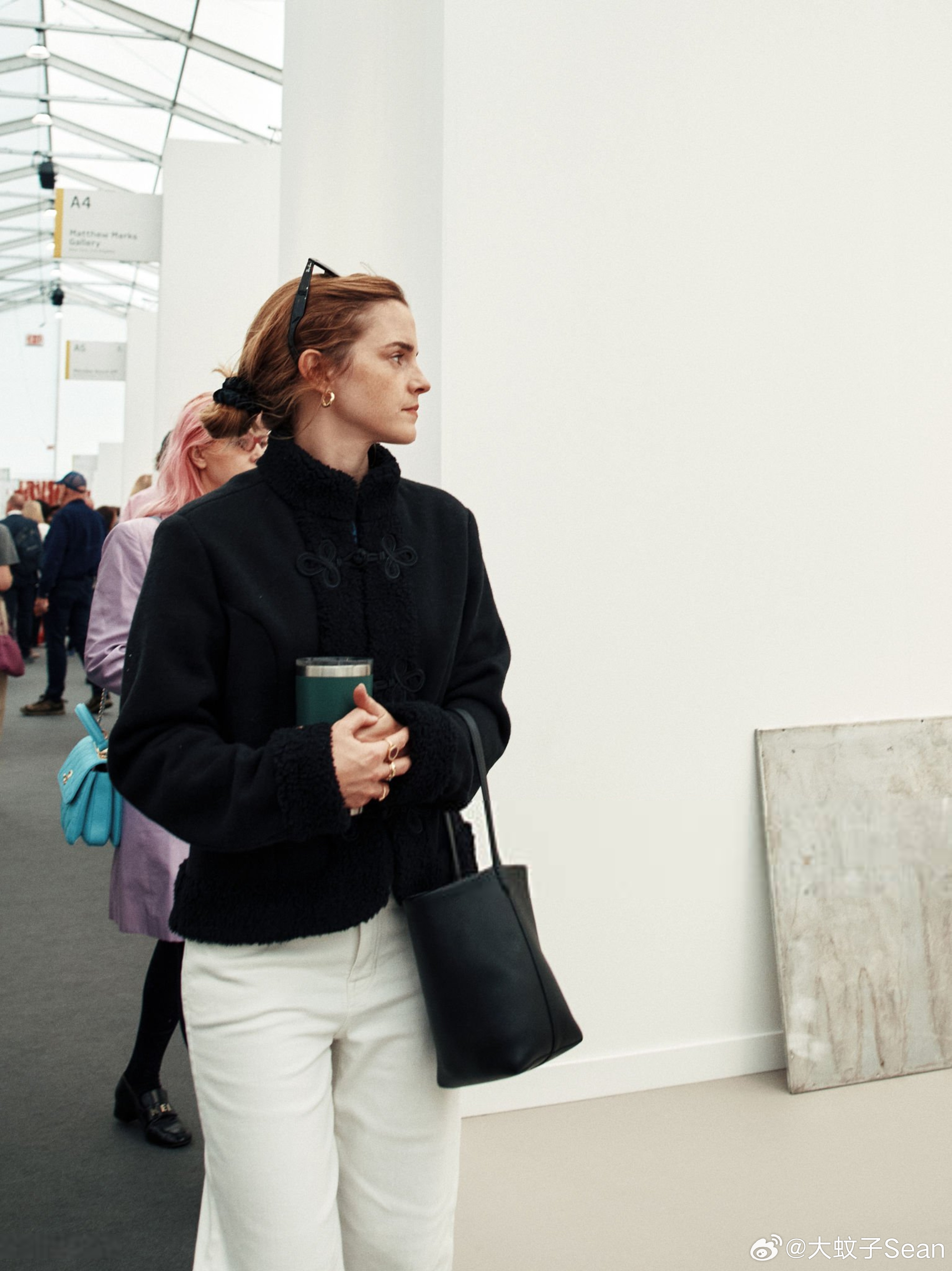 emma watson艾玛沃特森现身圣莫尼卡机场，参加一年一度的洛杉矶弗里兹艺术