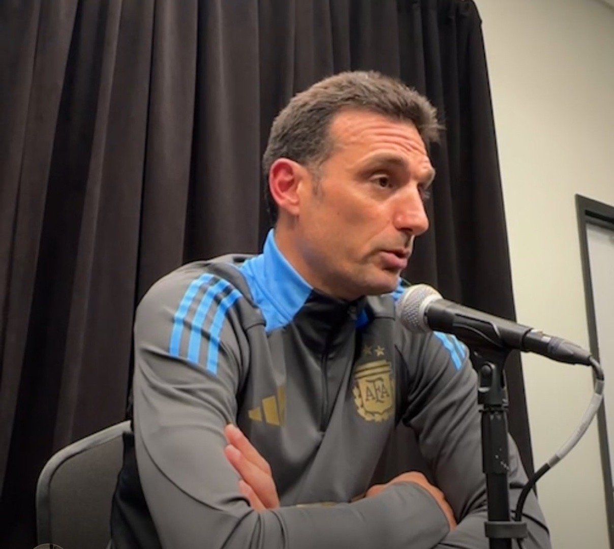 🎙斯卡洛尼赛前：“我还没有确定首发阵容，我们会在今晚最后一次训练中确定。这些训