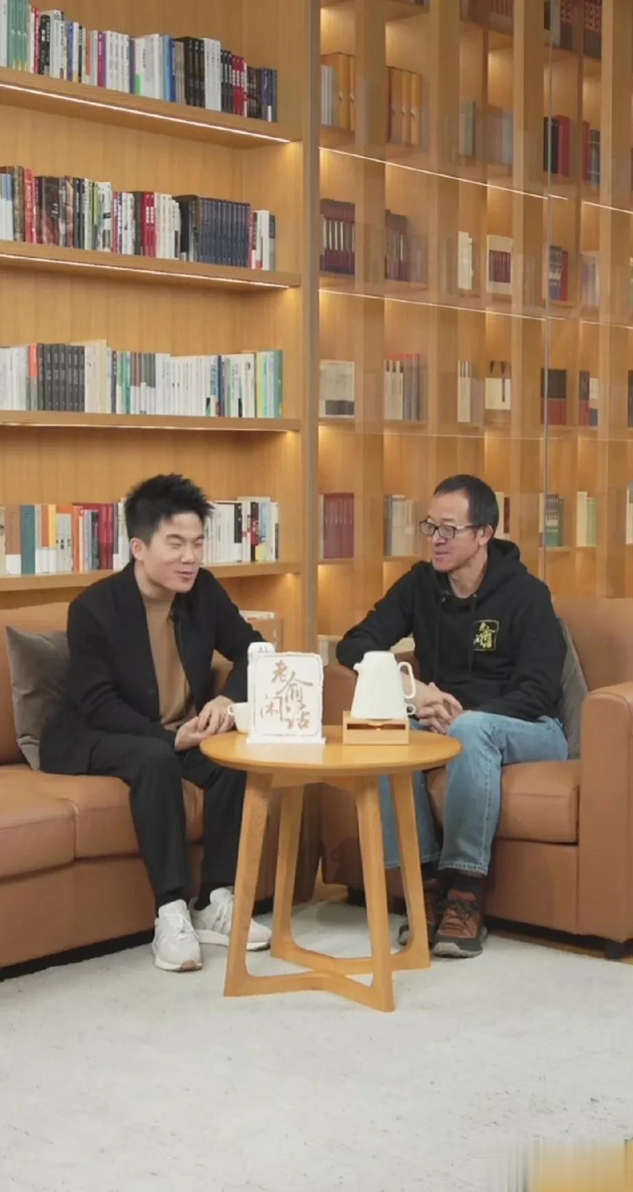 董宇辉并没有网传的离开东方甄选啊！
网络舆论纷纷，有人传言董宇辉离开了。
人家没