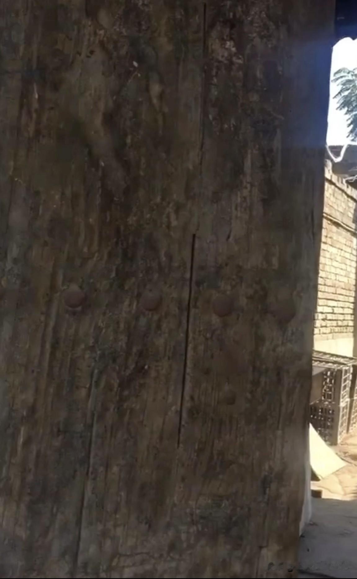 又见平遥。
我来平遥，就是想看看以前的古城是什么样。
车到了站，我跟着人流往外走