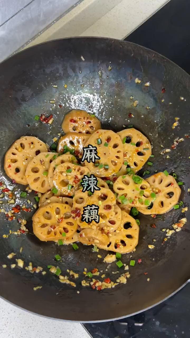 麻辣藕。
·姜、八角、桂皮压18分钟，用筷子能撮穿就好了。
·盐、白糖、蒜米、姜