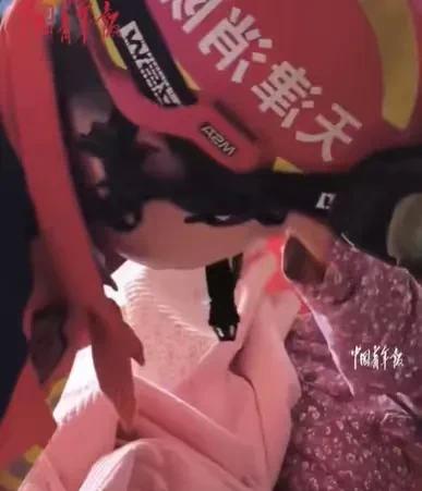 阳台边的老人，

怕拖累家人想跳楼，

结果没跳成。

那天下午，和平区一社区卫