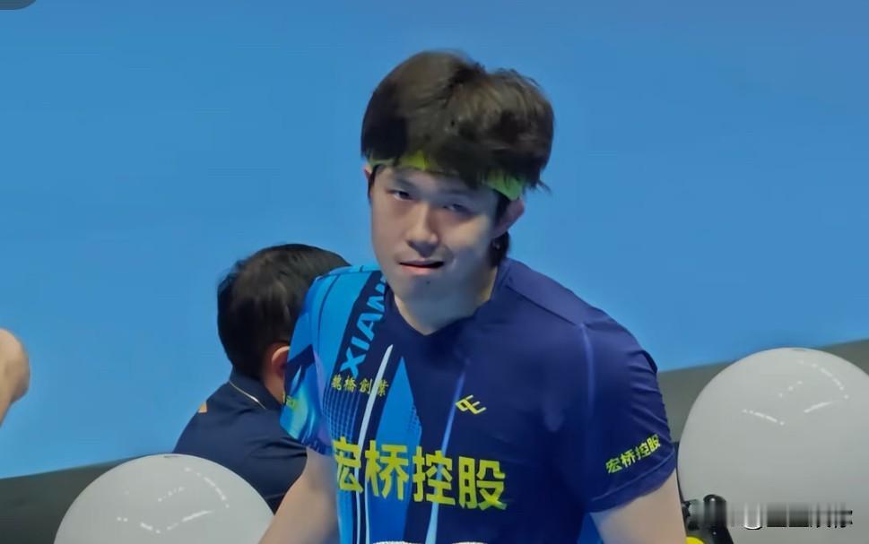 个人看法：樊振东即便留在赛场，顶多再扛起国乒大旗三五年。国乒迎来阶段性低谷其实属